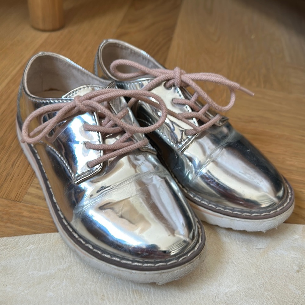 Zara Girls size 28 silver mirror finish derby shoes with pink laces